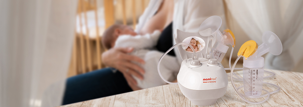 Im Hintergrund eine stillende Mutter, im Vordergrund auf den Tisch eine mamivac Milchpumpe