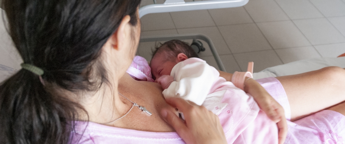 Mutter noch im Krankenhaus still ihr Neugeborenes